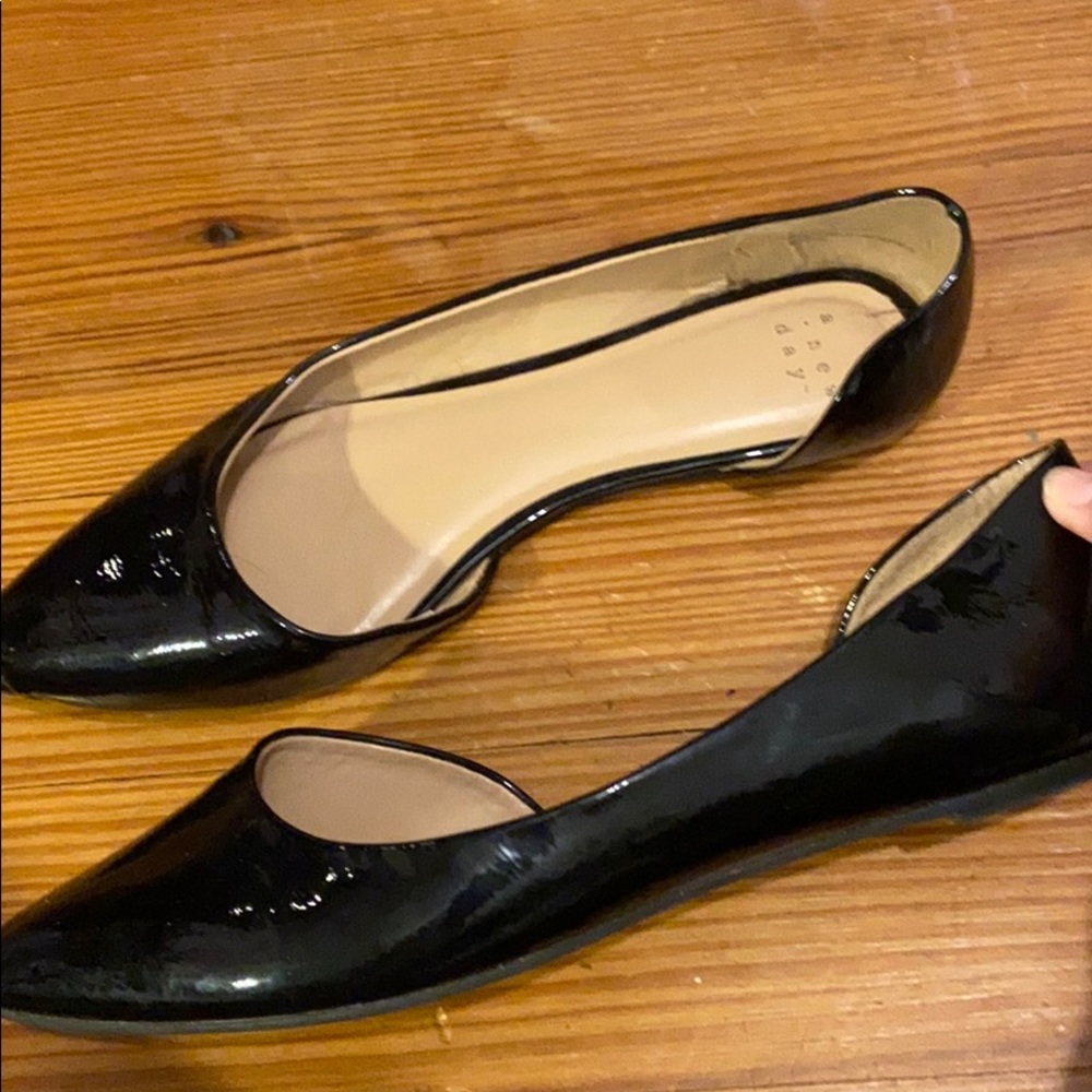 nwot pointed black shiny flats